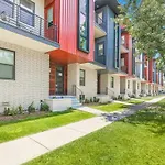 Luxury 3-story W Pool & Parking Garage Holiday home