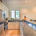 Adorable New Orleans Home About 6 Mi To Uptown!