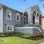 Luxury Spacious Uptown 2 Bedroom In Historic Area