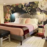 The Chic Flamingo