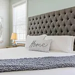 Spacious 5br Urban Retreat W Balcony & Pool Apartment New Orleans