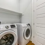 Spacious 5br Urban Retreat W Balcony & Pool *