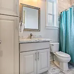Spacious 5br Urban Retreat W Balcony & Pool Apartment *
