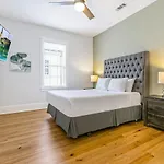 Apartment Spacious 5br Urban Retreat W Balcony & Pool