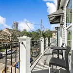 Spacious 5br Urban Retreat W Balcony & Pool *