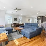 Spacious 5br Urban Retreat W Balcony & Pool *