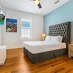 Apartment Spacious 5br Urban Retreat W Balcony & Pool