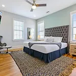 Spacious 5br Urban Retreat W Balcony & Pool