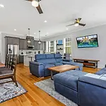 Apartment Spacious 5br Urban Retreat W Balcony & Pool