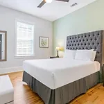 Apartment Spacious 5br Urban Retreat W Balcony & Pool *