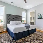 Spacious 5br Urban Retreat W Balcony & Pool Apartment *