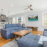 Spacious 5br Urban Retreat W Balcony & Pool New Orleans