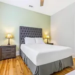 Spacious 5br Urban Retreat W Balcony & Pool Apartment *