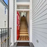Spacious 5br Urban Retreat W Balcony & Pool *