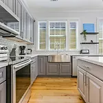 Spacious 5br Urban Retreat W Balcony & Pool Apartment *