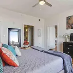 #1110 Upscale Condo Amazing Bed Pool Sleeps 2