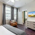 Spacious Modern Near French Quarter Apartment *