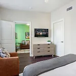 Spacious Modern Near French Quarter