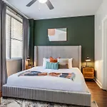 Spacious Modern Near French Quarter *