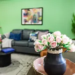 Spacious Modern Near French Quarter Apartment *