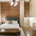 Chuck's Place Aparthotel