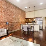Chuck's Place Aparthotel