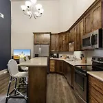 Chuck's Place Aparthotel