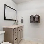 Timeless Elegance Historic Nola Haven 2bd *