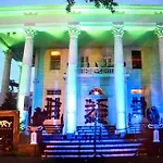 4Br 3 Ba Huge, Balcony, Cemetery, Streetcar Sleeps 8!