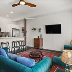 Stylish 2-Bedroom Apartment In Garden District