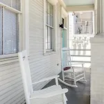 Private 2br In Uptown By Hosteeva