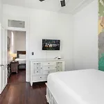 Private 2br In Uptown By Hosteeva *