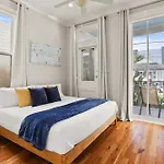 Upscale 3 Bed 2 Bath Private In Uptown New Orleans! Close To Magazine Street, Universities, & French Quarter Holiday home