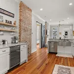 Holiday home Upscale 3 Bed 2 Bath Private In Uptown New Orleans! Close To Magazine Street, Universities, & French Quarter