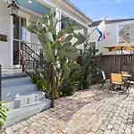 Upscale 3 Bed 2 Bath Private In Uptown New Orleans! Close To Magazine Street, Universities, & French Quarter Holiday home *