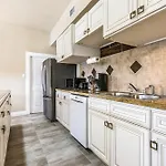 Spacious In Downtown Nola