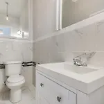 Spacious In Downtown Nola Apartment