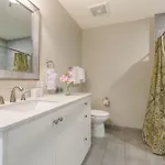 2br Spacious Downtown Apartment