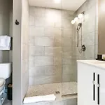 2br Spacious Downtown Apartment *