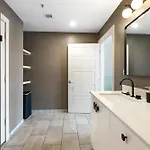 2br Spacious Downtown *