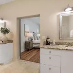 2br Spacious Downtown Apartment