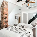 Chic Spot Near The Lower French Quarter Apartment