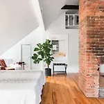 Chic Spot Near The Lower French Quarter