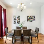 Private 3Br On Carondelet By Hosteeva