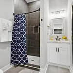 Holiday home Beautiful New 5br With Outdoor Seating *