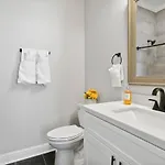 Holiday home Beautiful New 5br With Outdoor Seating *
