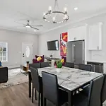 Holiday home Beautiful New 5br With Outdoor Seating