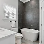 Beautiful New 5br With Outdoor Seating Holiday home *
