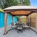 Charming French Quarter Hideaway With Private Patio