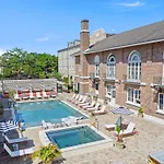 Bywater Aparthotel 3*